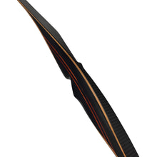 Schwarzer und brauner Bogengriff mit roten Zierstreifen, sichtbare Carbonstruktur, ergonomisch geformt, glatte Oberfläche.