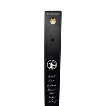 Ein schwarzer Bogenarm aus Carbon mit Aufschrift Bodnik Bows Mohawk Recurve Short sowie einem Pfeil und Schützen Logo