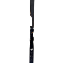 Ein schlanker traditioneller Bogen mit schwarzem Finish und elegant geschwungenem Griffbereich, feine Zierlinien, Gravur am unteren Wurfarm.