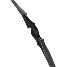 Ein eleganter Recurvebogen mit schwarzem Griffstück, roten Zierlinien und Wurfarmen mit Carbon-Optik und Holzdekor.