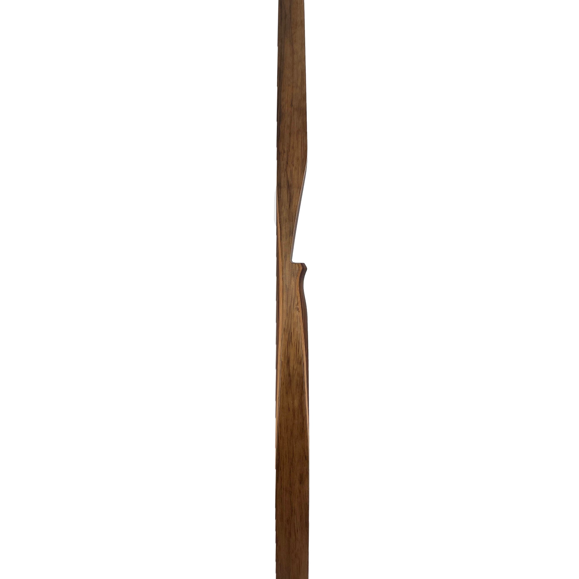 Ein langer, schlanker Holzbogen mit glatter Oberfläche und dezenter Maserung, leichter Griffbereich in der Mitte sichtbar.