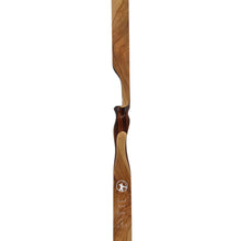 Ein länglicher Holzbogen mit geschwungenen Linien und glatter, polierter Oberfläche. Verschiedene Holzarten, naturfarbene Maserung, dunkle und helle Segmente. Im unteren Bereich feine weiße Gravur mit Schrift und Logo. Kein sichtbarer Sehnenaufzug.