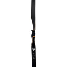 Schwarzer Langbogen aus Holz mit ergonomisch geformtem Mittelteil, goldfarbenen Zierlinien, helles Logo und weiße Gravur auf dem Bogen.