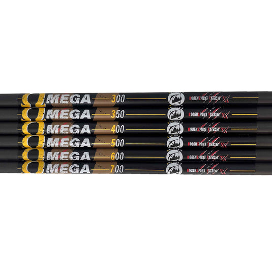 Sieben schwarze Schäfte mit Aufdruck MEGA und gelbem Omega-Zeichen, Nummerierungen 300 bis 700, Symbole und Schriftzüge.