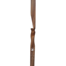 Abgebildet ist ein schlanker, elegant geformter Holzbogen mit ergonomischem Griffbereich und eingraviertem Logo sowie Schriftzug.