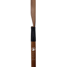 Ein langer, schlanker Holzbogen mit dunklem Griffbereich aus Leder, hellbraunes Holz, weiße Beschriftung und rundes Logo.