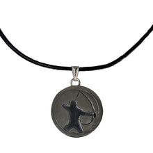 Rundes silbernes Anhänger mit Relief eines Bogenschützen auf schwarzem Lederband, Öse aus Silber