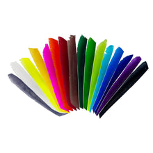 Mehrere lange Federn in unterschiedlichen Farben fächerförmig angeordnet, Farben umfassen Gelb, Rot, Grün, Blau, Schwarz.