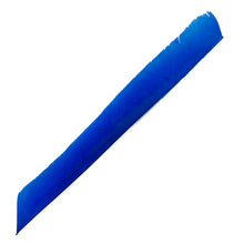 Langes, schlankes Objekt in kräftigem Blau, fedrige Struktur, leicht gebogene Form, obere Kante gezackt, glatte Unterseite.