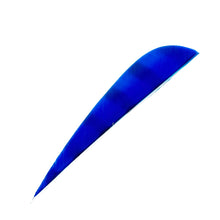 Ein einzelnes, gebogenes, blaues Feder- oder Kunststoffelement mit feinen Linien, spitz zulaufend, auf weißem Hintergrund.