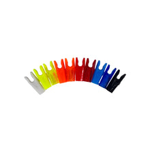 Zehn Barracuda Pin Nocken in verschiedenen Farben von Weiß, Gelb, Orange, Rot, Blau bis Schwarz in Bogenform angeordnet