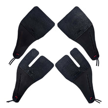 Vier schwarze Tab-Schutzhandschuhe aus Perlrochenleder mit strukturierter Oberfläche, zwei Modelle mit Schlitz für Finger