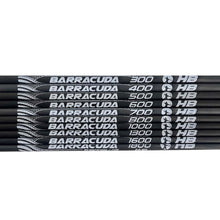 Mehrere schwarze Schäfte mit der weißen Aufschrift Barracuda, verschiedene Zahlen von 300 bis 1800, HB-Logo rechts