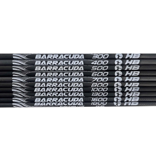 Mehrere schwarze Schäfte mit der weißen Aufschrift Barracuda, verschiedene Zahlen von 300 bis 1800, HB-Logo rechts