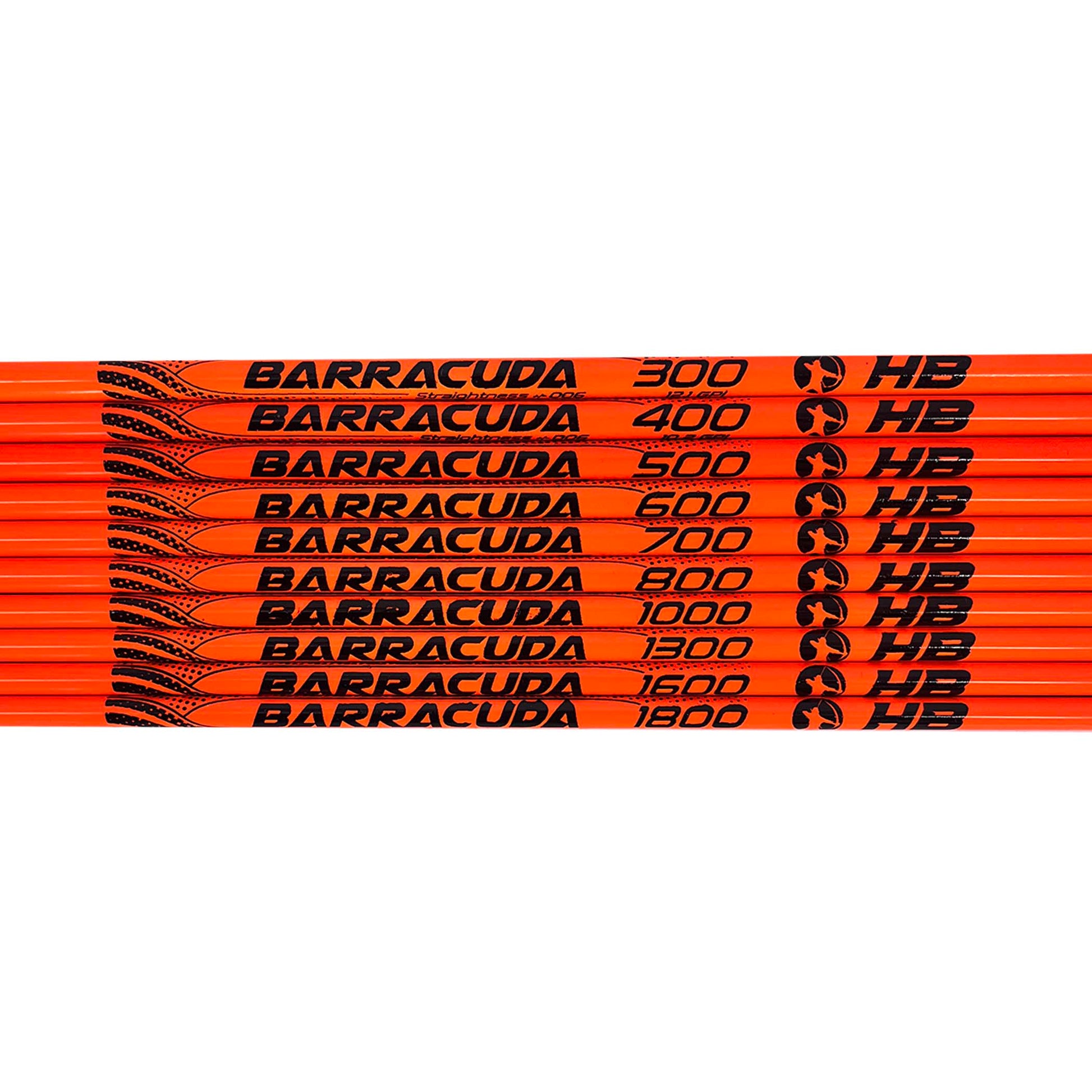 Mehrere orangefarbene Schäfte mit schwarzer Aufschrift Barracuda sowie verschiedenen Zahlen von 300 bis 1800 und HB-Logo.