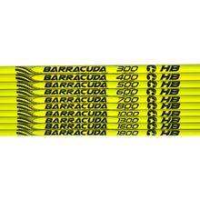 Mehrere gelbe Schäfte mit schwarzer Beschriftung Barracuda und verschiedenen Zahlenwerten, daneben HB Logo und Symbol.