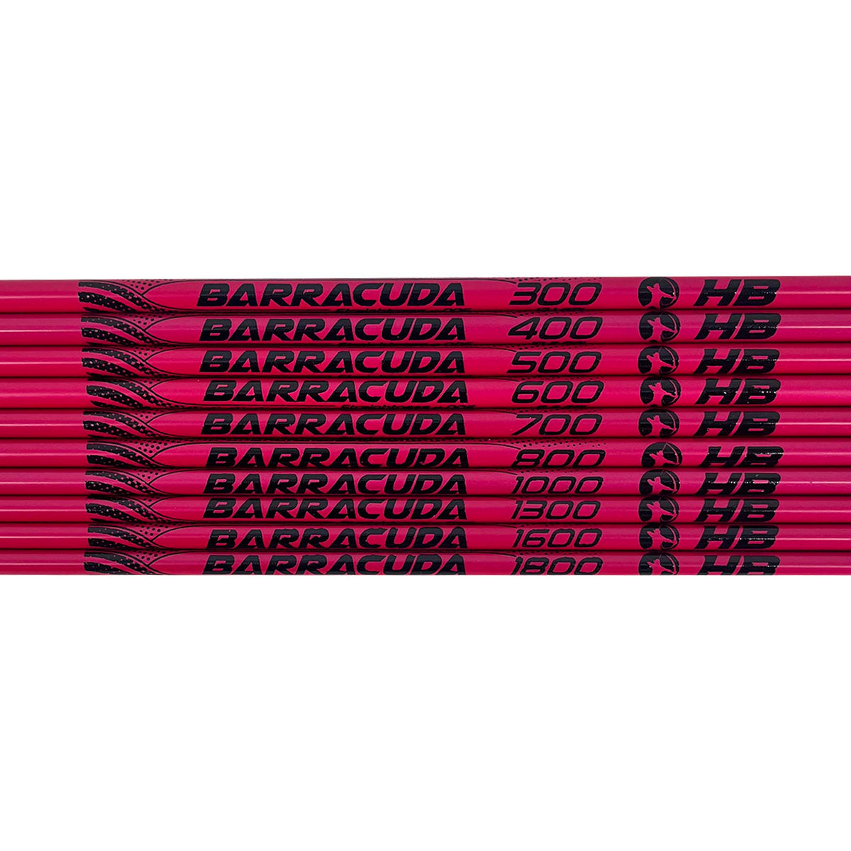 Mehrere pinkfarbene Schäfte mit schwarzer Aufschrift Barracuda und verschiedenen Zahlenwerten wie 300, 400, 500 bis 1800. Daneben ein HB-Logo. Die Schäfte liegen parallel übereinander auf weißem Hintergrund. Die Zahlen und das Logo wiederholen sich auf jedem Schaft.