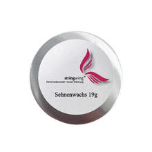 Runde silberne Dose mit weißem Etikett, Aufschrift Sehnenwachs 19g, Logo in Pink, Schriftzug stringwing und Slogan