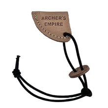 Halbmondförmiges Sehnenhalter-Teil aus braunem Leder, Schriftzug "Archer's Empire", schwarze Gummischnüre, runde Lederöse
