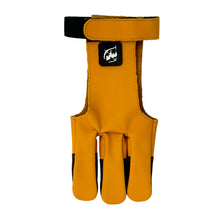 Ein gelber Schießhandschuh aus Leder mit drei Fingern, schwarzem Klettverschluss und einem kleinen Logo auf dem Handrücken.