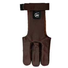 Ein brauner Schießhandschuh aus Leder mit drei abgedeckten Fingern, breitem Handgelenkriemen und kleinem aufgenähtem Logo.