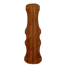 Ein länglicher, brauner Armschutz aus Leder mit mehreren sichtbaren Nähten, leicht taillierter Form und abgerundeten Enden.