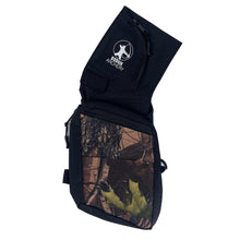 Ein schwarzer Holsterköcher mit Camouflage-Muster, Reißverschlussfach, Logo und Schriftzug "Bodnik Archery" auf der Klappe.