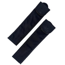 Zwei schwarze, längliche Etuis aus robustem Stoff mit Klettverschlusslasche und aufgedrucktem Bodnik Archery Logo oben.