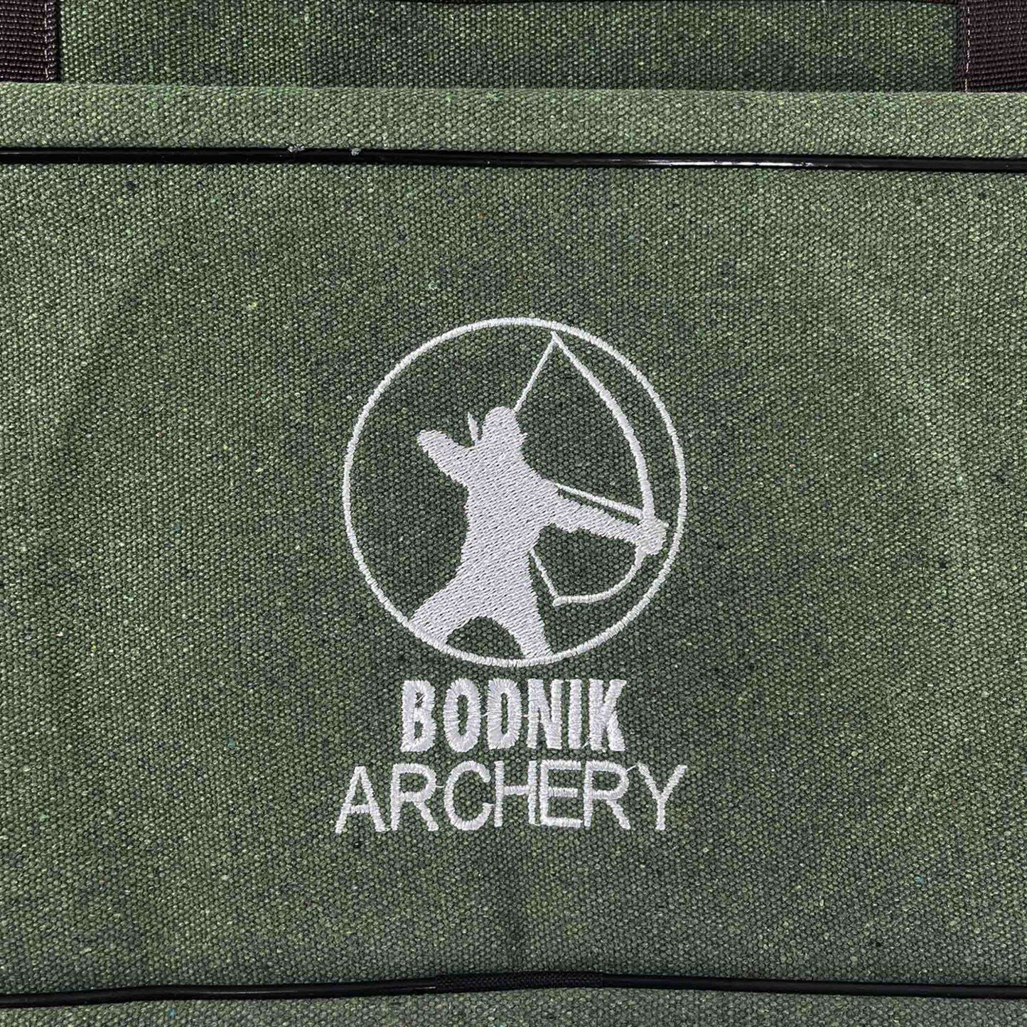 Grüner Stoff mit weißem gesticktem Logo mit einem Bogenschützen im Kreis. Unter dem Logo steht in weißen Buchstaben „BODNIK ARCHERY“.