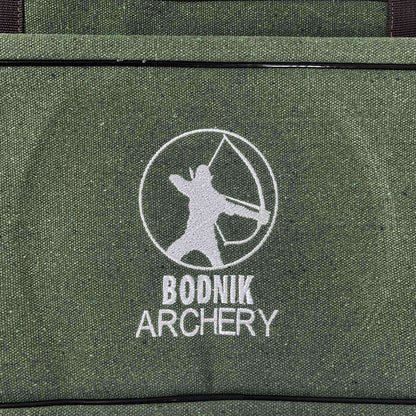 Grüner Stoff mit weißem gesticktem Logo mit einem Bogenschützen im Kreis. Unter dem Logo steht in weißen Buchstaben „BODNIK ARCHERY“.