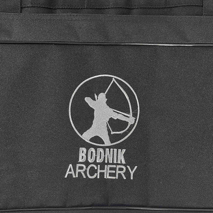 Schwarzes Gewebe mit aufgesticktem Bodnik Archery Logo, darüber eine Bogenschützensilhouette im Kreis sowie Teil eines Reisverschlusses oben.