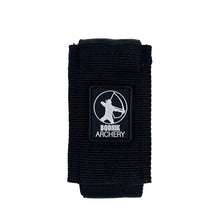 Schwarzes, rechteckiges Gewebe-Etui mit strukturiertem Muster, mittig Logo mit Bogenschütze und Aufschrift "Bodnik Archery".