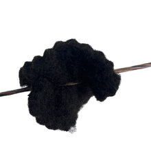 Schwarzer, flauschiger Dämpfer aus Filzmaterial um eine gespannte Sehne gewickelt, vermutlich für Bogensehne geeignet.