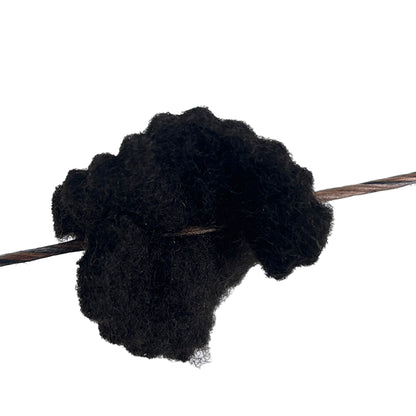 Schwarzer, flauschiger Dämpfer aus Filzmaterial um eine gespannte Sehne gewickelt, vermutlich für Bogensehne geeignet.