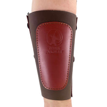Ein Unterarm mit einem zweifarbigen Armschutz aus Leder in Rotbraun und Braun, mittig geprägt mit Bodnik Archery Logo.