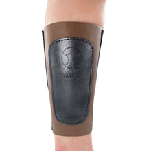Ein Unterarm mit braun-schwarzem Armschutz aus Leder, Logo und Schriftzug Bodnik Archery, Schutz bedeckt mittleren Unterarm.