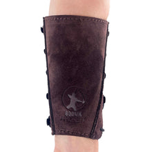 Brauner Armschutz aus Wildledermaterial mit geprägtem Bodnik Archery Logo, wird am Unterarm getragen, seitliche Schnürungen