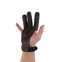 Eine Hand trägt einen braunen Schießhandschuh aus Leder. Drei Finger sind komplett bedeckt, Klettverschluss am Handgelenk.
