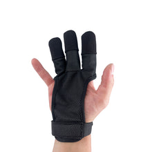 Eine menschliche Hand trägt einen schwarzen Schießhandschuh aus Textil, Fingerkuppen sind geschützt, Daumen und kleiner Finger bleiben frei.