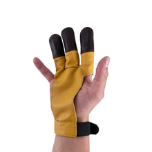 Eine menschliche Hand trägt einen gelb-braunen Schießhandschuh aus Leder, Zeige-, Mittel- und Ringfinger sind bedeckt