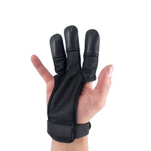 Eine Hand trägt einen schwarzen Schießhandschuh mit Lederverstärkung an Daumen, Zeige- und Mittelfinger, Klettverschluss am Handgelenk.