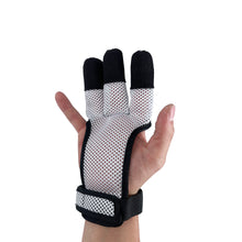 Hand trägt weißen Schießhandschuh aus atmungsaktivem Meshmaterial, schwarze Fingerspitzen, Klettverschluss am Handgelenk