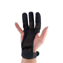 Eine Hand trägt einen schwarzen Schießhandschuh aus atmungsaktivem Netzstoff, die Finger sind teilweise bedeckt, Handgelenkverschluss.