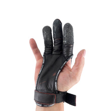 Eine Hand trägt einen schwarzen Schießhandschuh aus Leder mit verstärkten Fingerspitzen und Klettverschluss am Handgelenk.