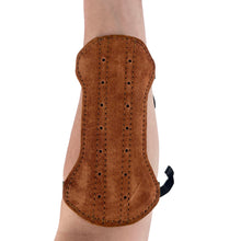 Ein brauner Armschutz aus Wildleder mit gesteppten Nähten und mehreren Belüftungslöchern wird am Unterarm getragen.