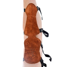 Brauner Armschutz aus Wildleder auf Unterarm mit schwarzen verstellbaren Gurten und BODNIK ARCHERY Logoprägung sichtbar
