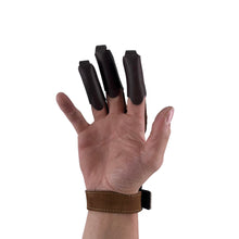 Eine linke menschliche Hand, Finger ausgestreckt, Daumen ohne Schutz, Zeige-, Mittel- und Ringfinger mit braunen Lederschienen bedeckt, Handgelenk mit braunem Lederband umschlossen