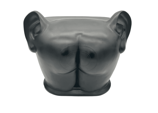 Ein schwarzes Objekt in Form eines menschlichen Hinterteils mit zwei abstehenden Ohren an den Seiten, mittig Zielkreise.