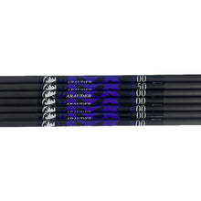 Acht schwarze Carbonschäfte mit violettem „Marauder“-Schriftzug, silbernem Logo und weißen Zahlen von 300 bis 800