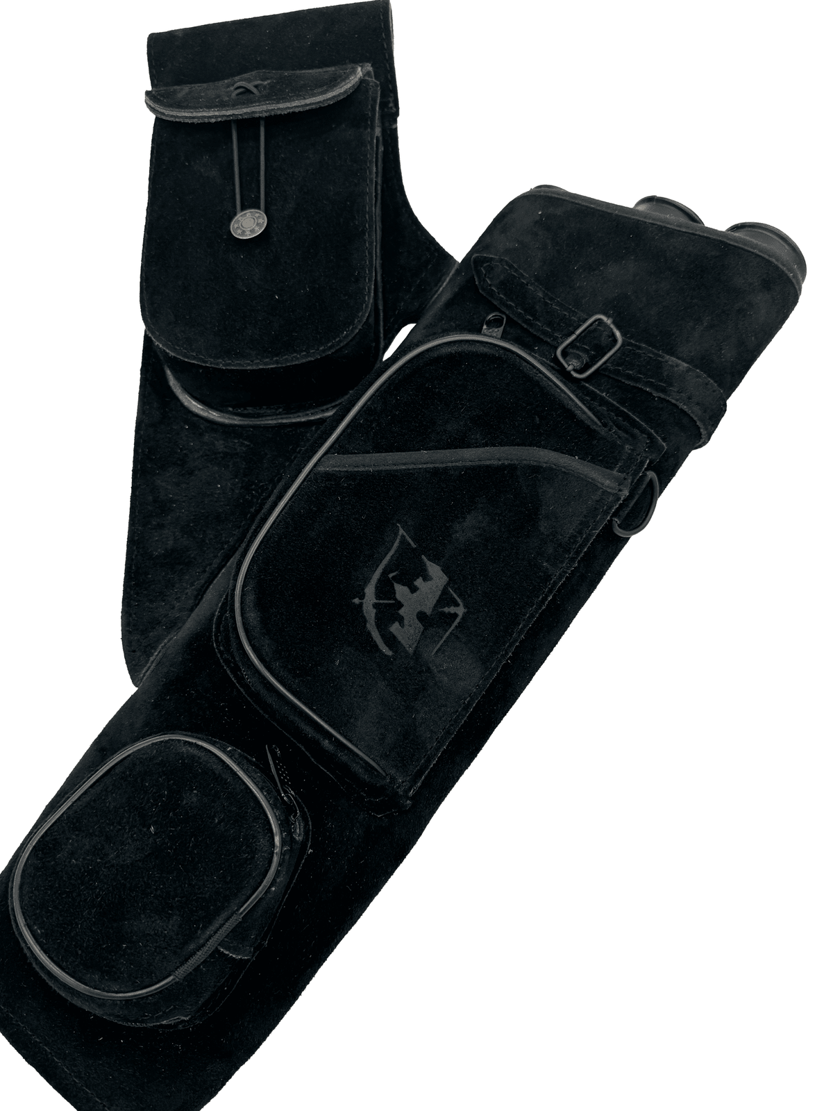Ein schwarzer Seitenköcher aus Wildleder mit mehreren großen und kleinen Taschen, Reißverschlusstasche, Enblem auf der Front.